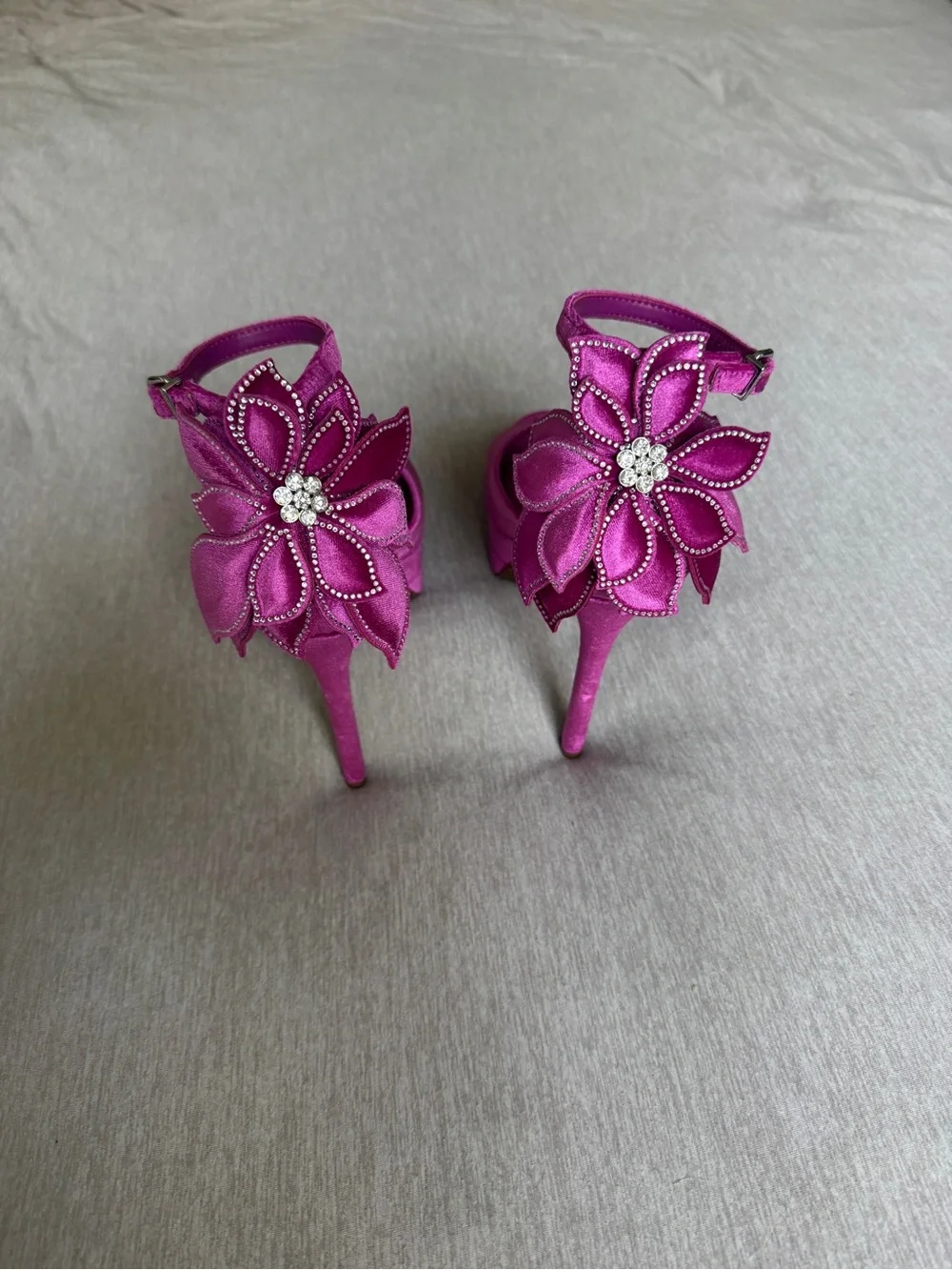 Gianni Bini Fuchsia Velvet Floral Rhinestone Platform Heels Ankle Strap Size 7.5